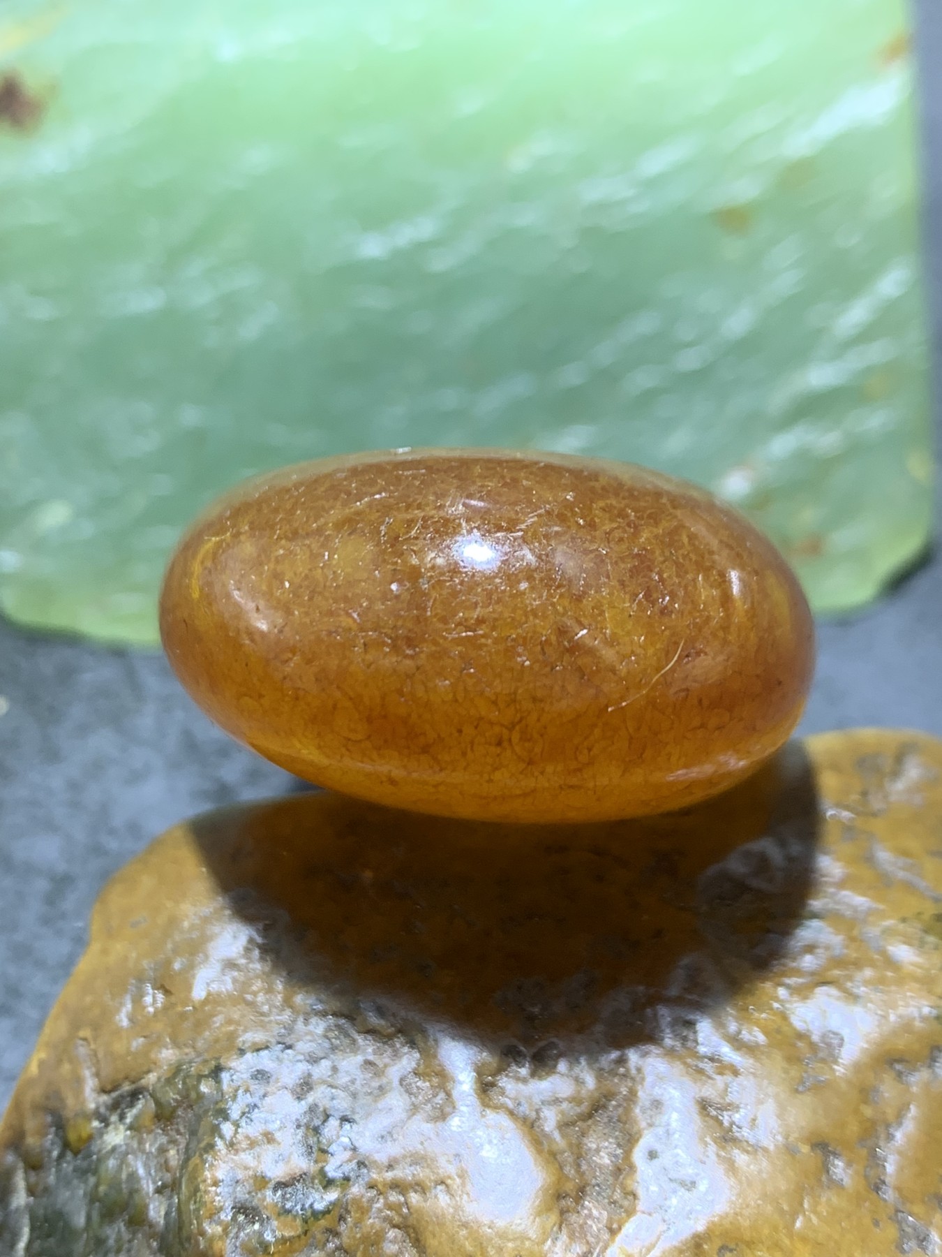 精美天然原皮马达加斯加玛瑙雕刻度母吊坠(把件)一个，