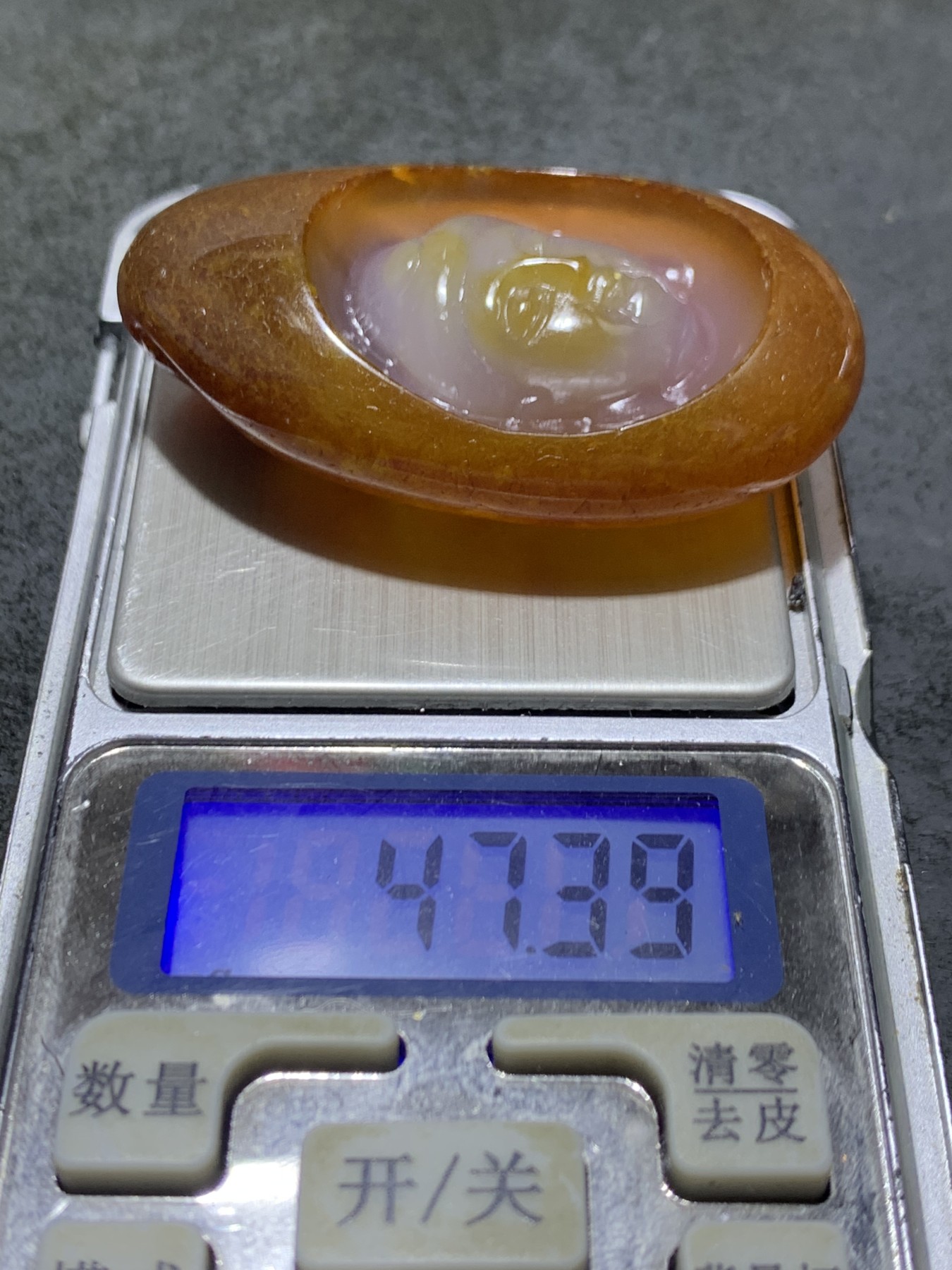 精美天然原皮马达加斯加玛瑙雕刻度母吊坠(把件)一个，