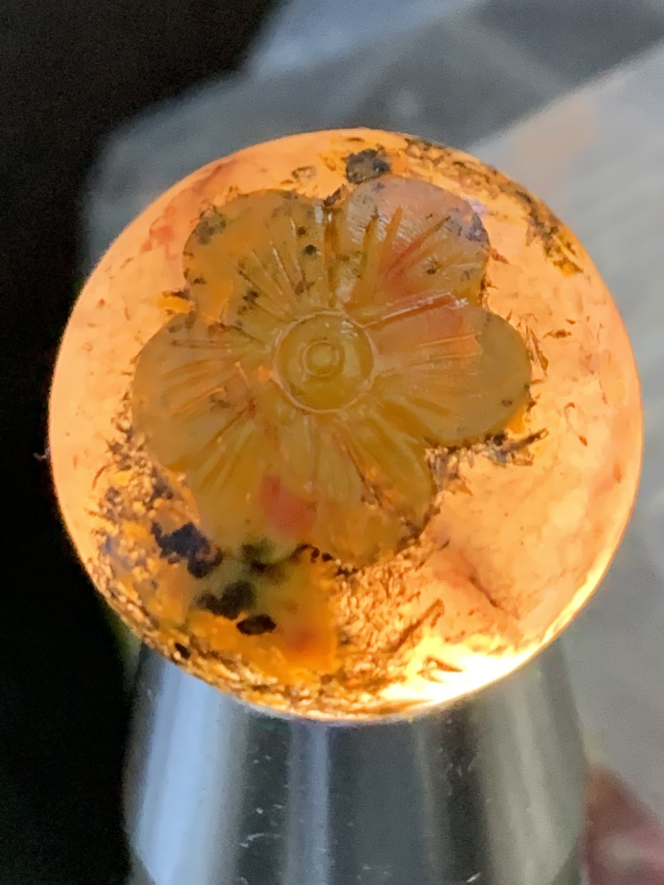 精美冰飘亚光糖心料战国红玛瑙手工巧雕梅花大圆珠一个，