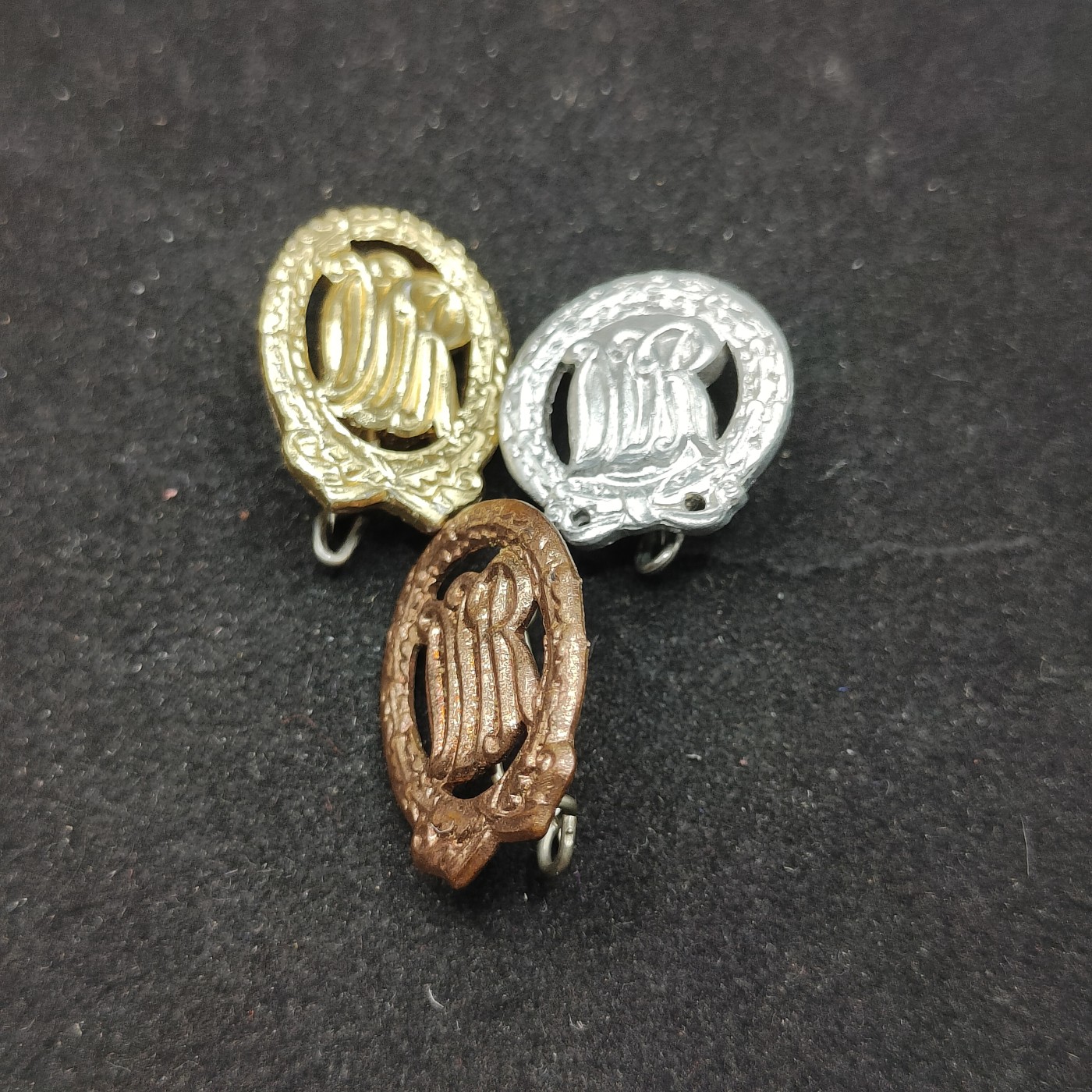 全场0元起拍 第70期 咸鱼国勋章拍卖专场 7月5日（周三）下午6：00开始 东德体能章 金银铜一组