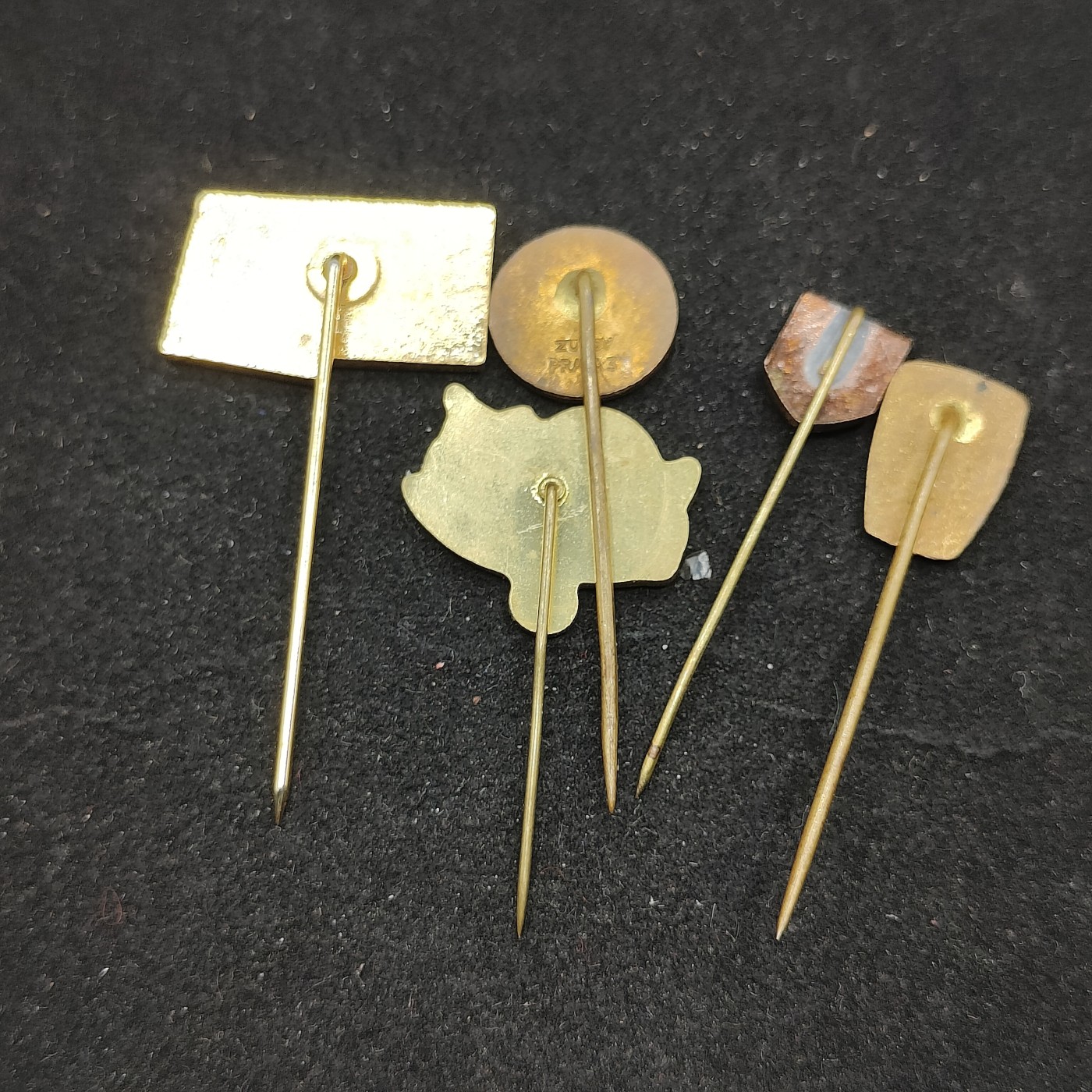 全场0元起拍 第70期 咸鱼国勋章拍卖专场 7月5日（周三）下午6：00开始 社会主义徽章一组