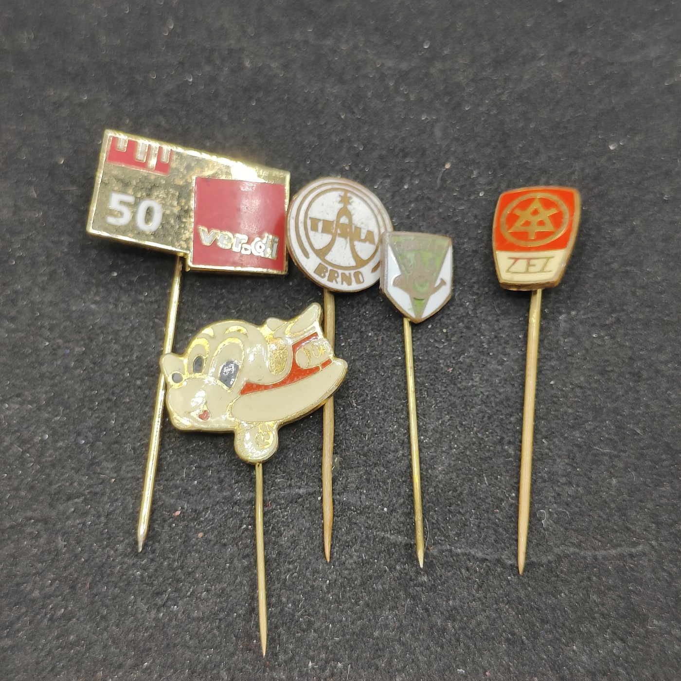 全场0元起拍 第70期 咸鱼国勋章拍卖专场 7月5日（周三）下午6：00开始 社会主义徽章一组