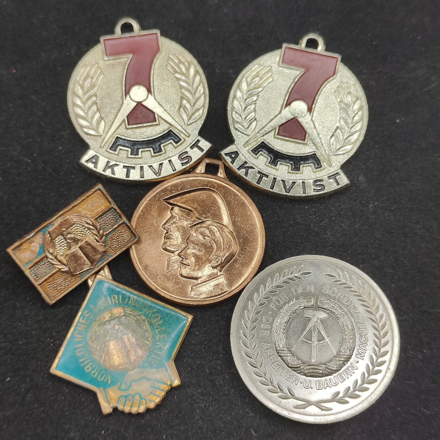 全场0元起拍 第70期 咸鱼国勋章拍卖专场 7月5日（周三）下午6：00开始 东德徽章一组