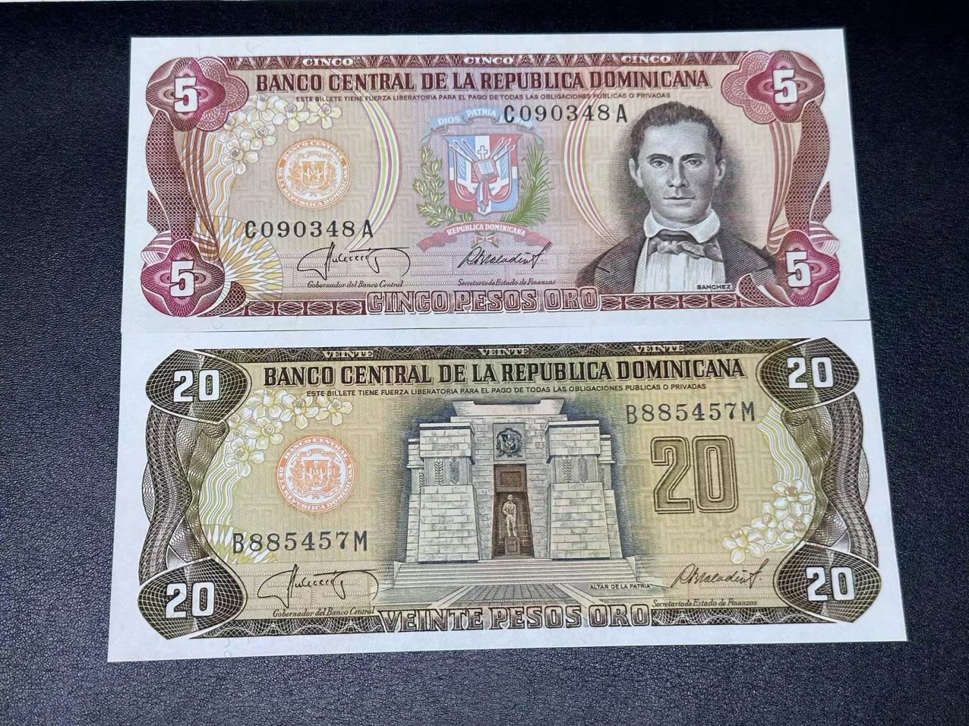 《外钞收藏家》第二百八十一期（连拍第一场） 多米尼加 两张纸币 全新UNC