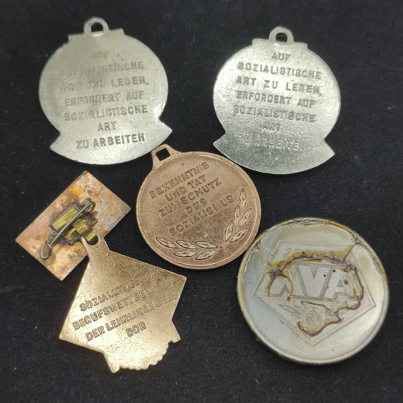 全场0元起拍 第70期 咸鱼国勋章拍卖专场 7月5日（周三）下午6：00开始 东德徽章一组