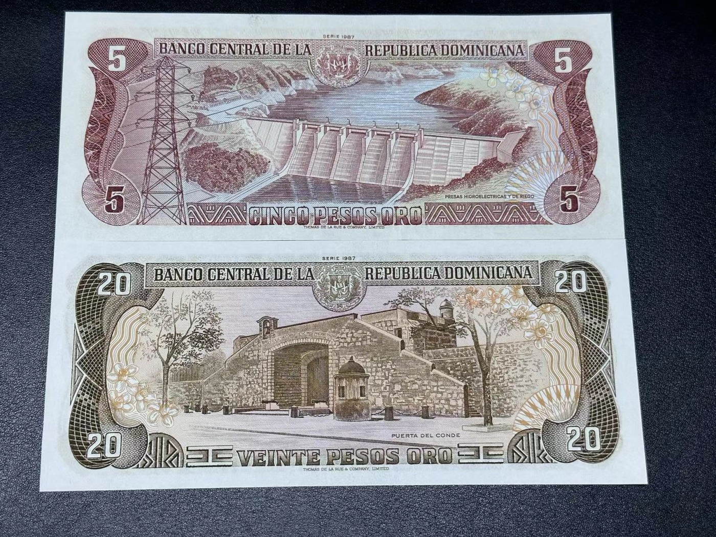 《外钞收藏家》第二百八十一期（连拍第一场） 多米尼加 两张纸币 全新UNC