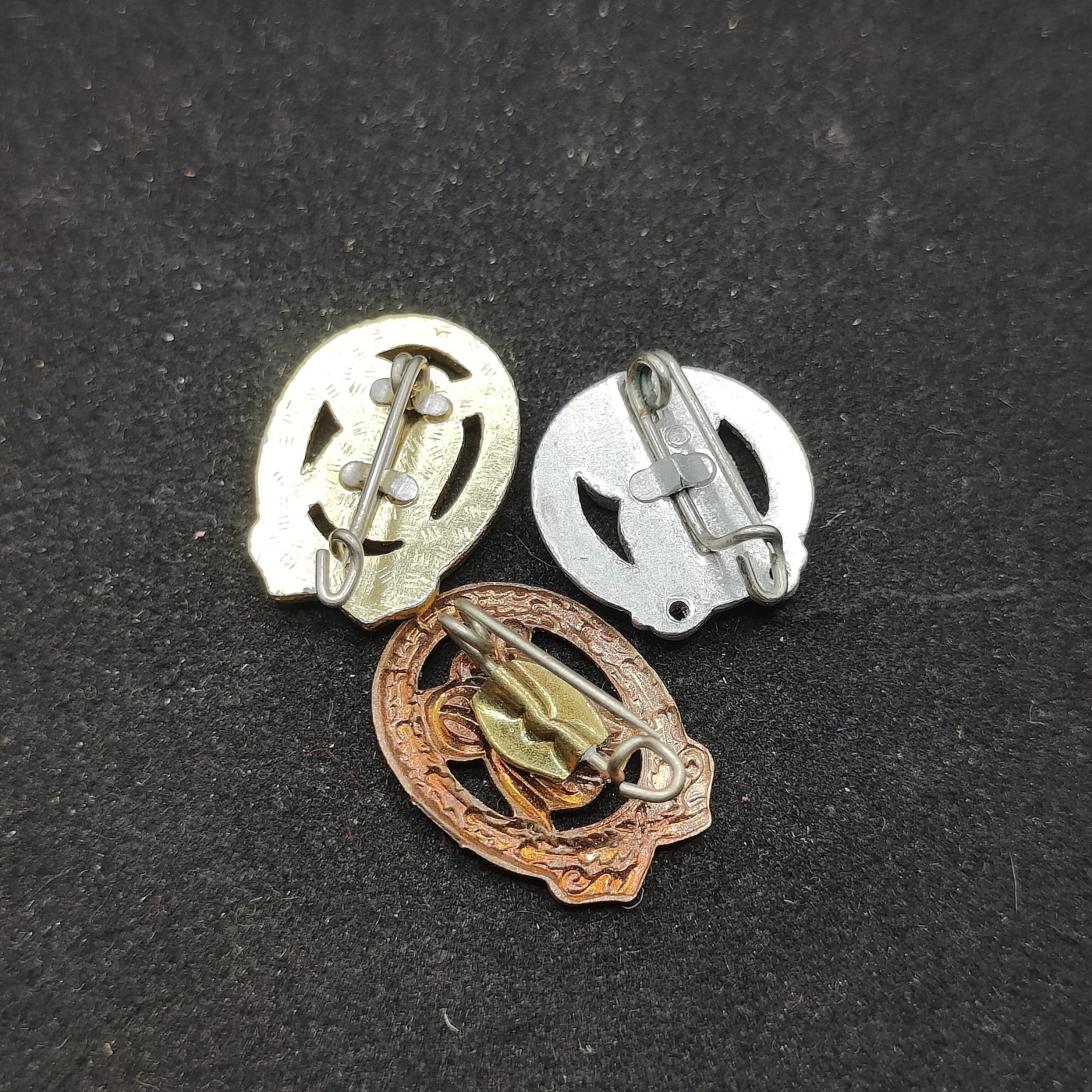 全场0元起拍 第70期 咸鱼国勋章拍卖专场 7月5日（周三）下午6：00开始 东德体能章 金银铜一组