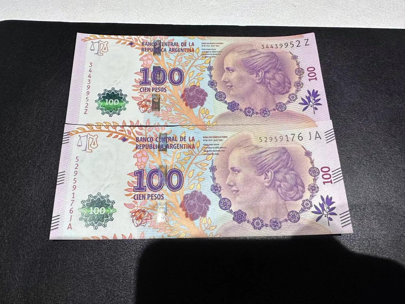 《外钞收藏家》第二百八十一期（连拍第一场） 100比索纸币贝隆夫人逝世60周年纪念钞2017年2张一起   全新UNC