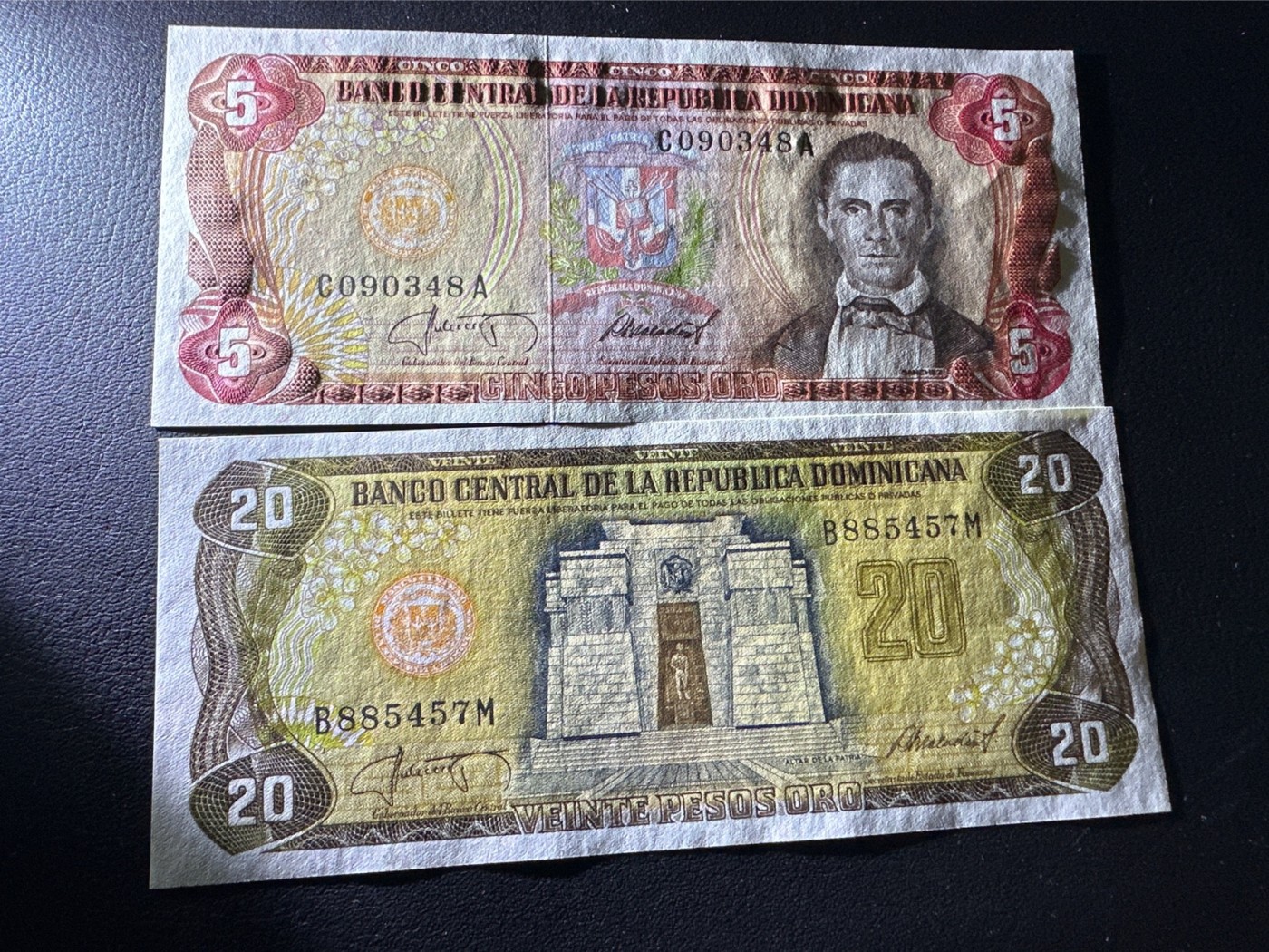 《外钞收藏家》第二百八十一期（连拍第一场） 多米尼加 两张纸币 全新UNC