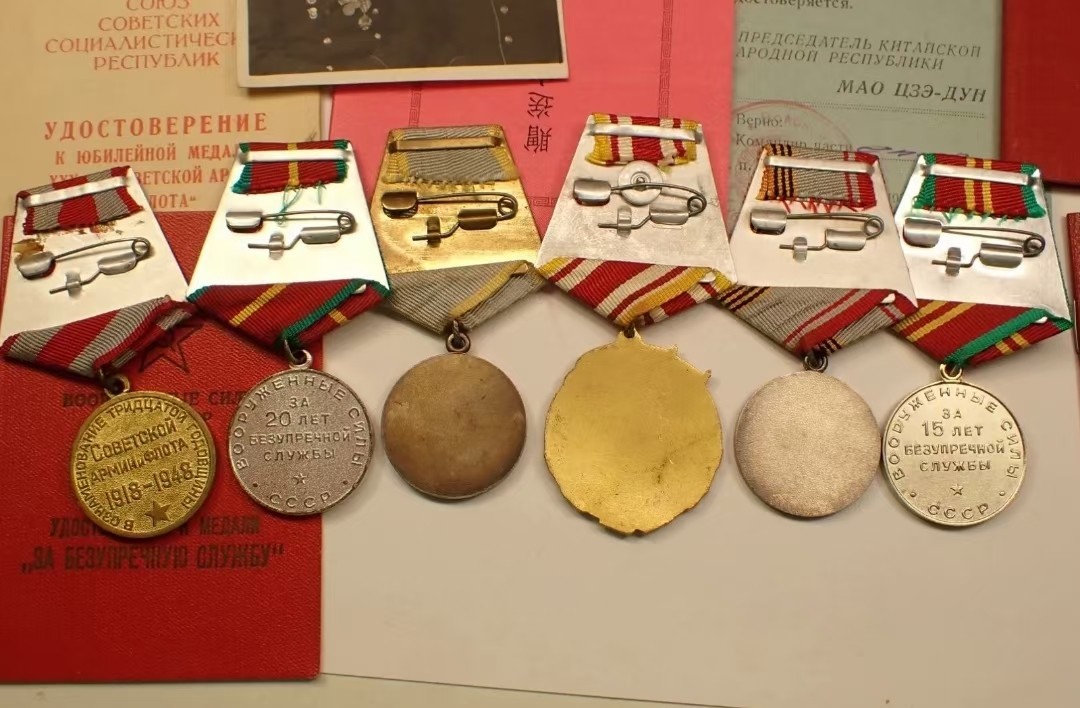 世界精品徽章排名-暑期精品专场 前苏联驻旅顺口部队士兵的一套章，包含了一个中苏友谊和配套的证书