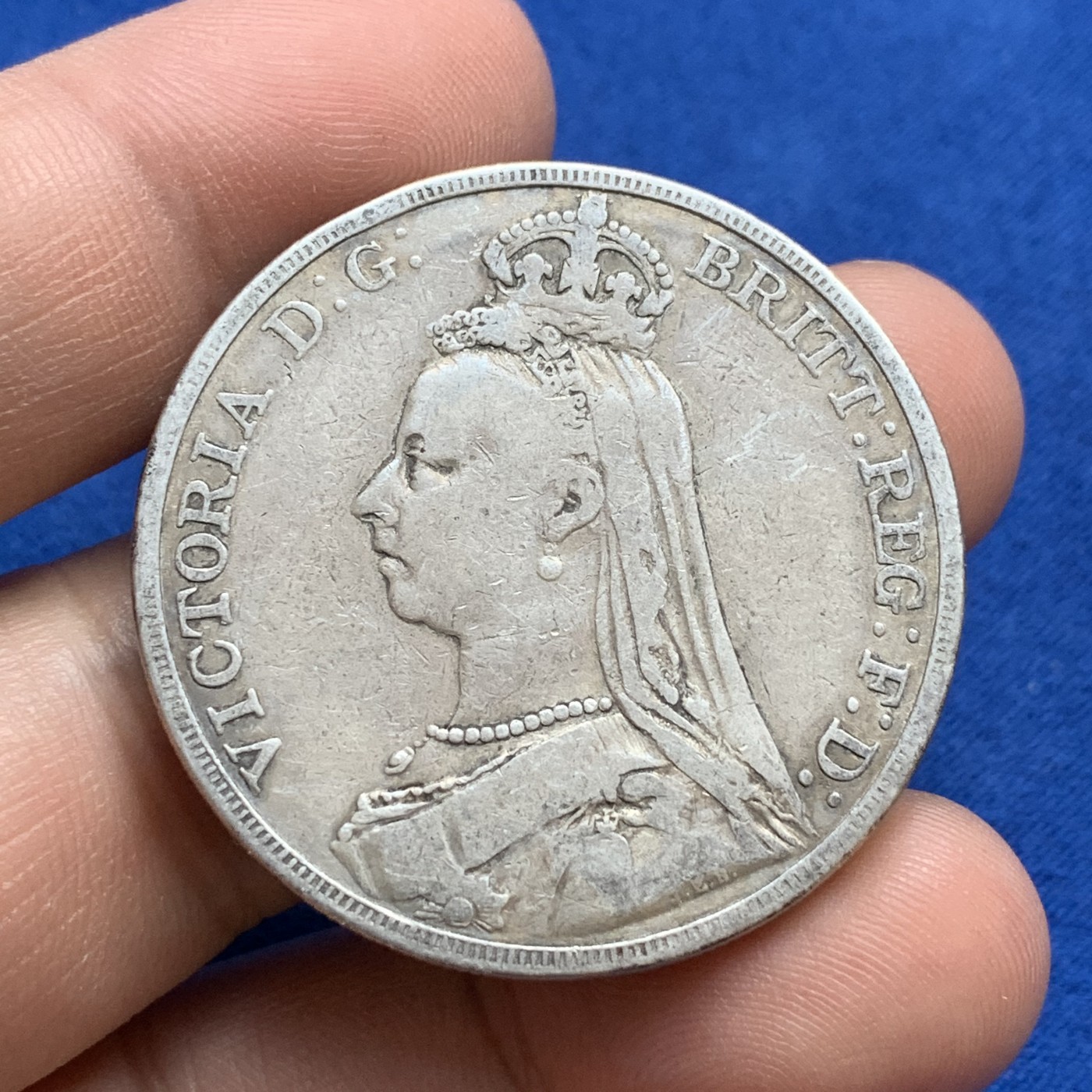 《竞宝斋》第179场-周日，周一2场 (全场包邮) 英国 1890年 维多利亚 高冠版 马剑大银币 自然流通品