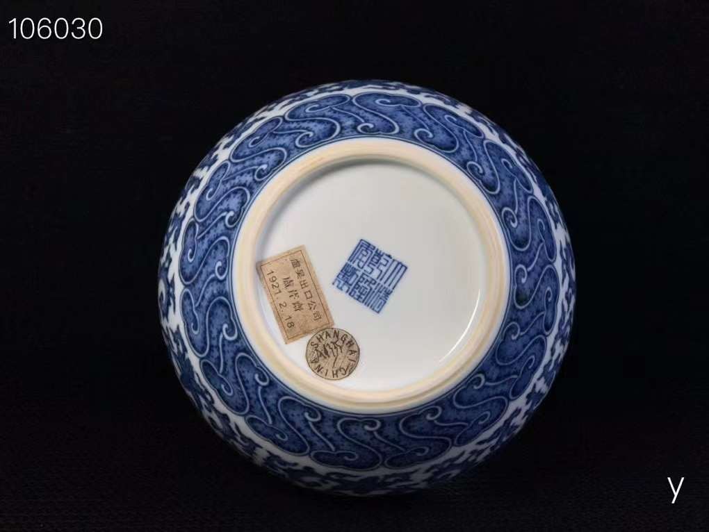 盧吴出口公司，乾隆青花葫芦瓶，纯手工胎，器形优美，造型周正挺拔，品相完整。 盧吴出口公司，乾隆青花葫芦瓶，纯手工胎，器形优美，造型周正挺拔，品相完整。