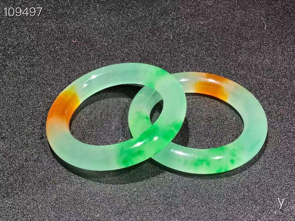翡翠手镯一对，雕刻精细，层次分明，纹理清晰，翠质冰透细腻，种水十足，色彩艳丽，包浆浓郁，保存完好！