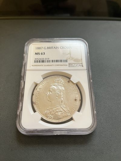 【希罗维】第5回：各路藏家齐聚堂，金银钱币惹人醉，千年钱币 - NGC-MS63英国1887年维多利亚女王高冠马剑克朗银币高点细节非常好。