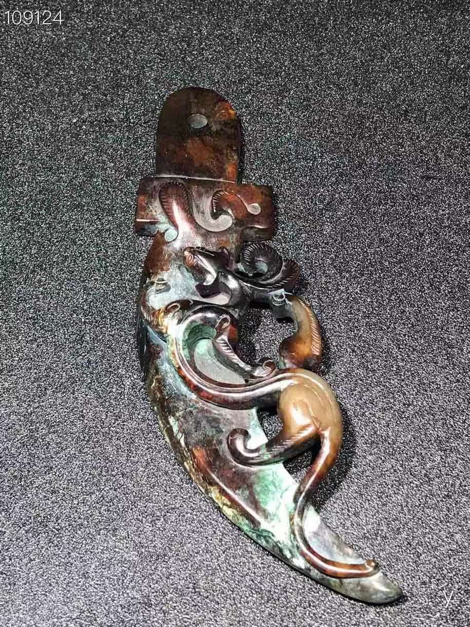 精品和田玉璃龙刀币、做工精致，玉质油润细腻，高端大气上档次，保存完好，成色如图