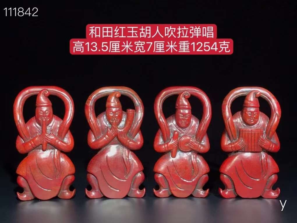 和田红玉胡人吹拉弹唱、雕工精湛，包浆老道，沁色完美，玉质温润细腻，收藏佳品！