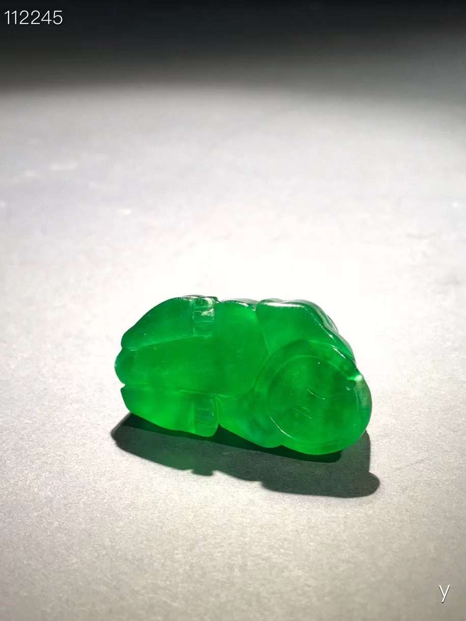 翡翠貔貅挂件，雕刻精细，层次分明，纹理清晰，翠质冰透细腻，种水十足，色彩艳丽，包浆浓郁，保存完好