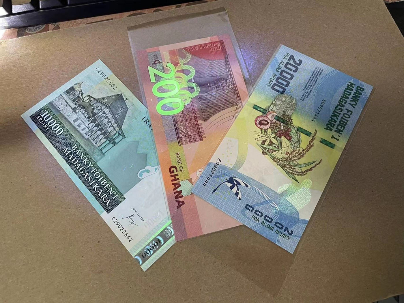 【Blue Auction】✨世界纸币精拍第341期——周日畅拍场 【一组3张】马达加斯加20000阿里亚里&加纳AA冠200塞地 全新UNC、马达加斯加 10000阿里亚里 AU品相 无47