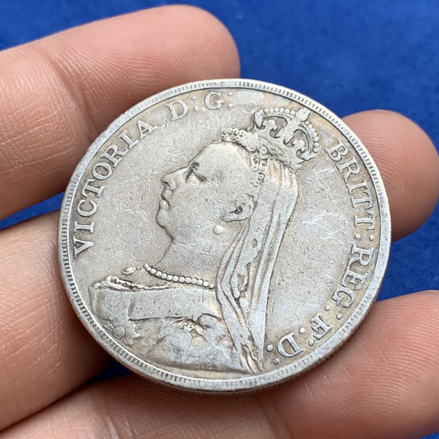 《竞宝斋》第179场-周日，周一2场 (全场包邮) 英国 1890年 维多利亚 高冠版 马剑大银币 自然流通品