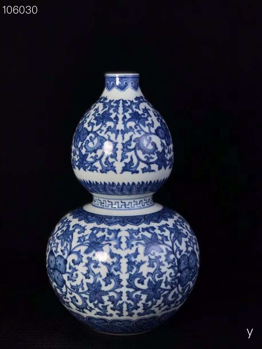 盧吴出口公司，乾隆青花葫芦瓶，纯手工胎，器形优美，造型周正挺拔，品相完整。 盧吴出口公司，乾隆青花葫芦瓶，纯手工胎，器形优美，造型周正挺拔，品相完整。