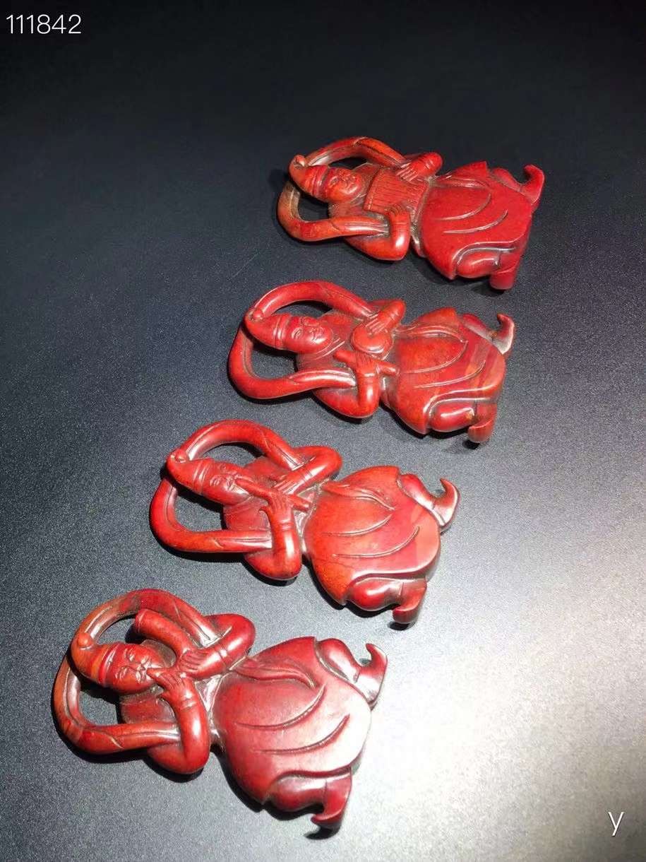 和田红玉胡人吹拉弹唱、雕工精湛，包浆老道，沁色完美，玉质温润细腻，收藏佳品！