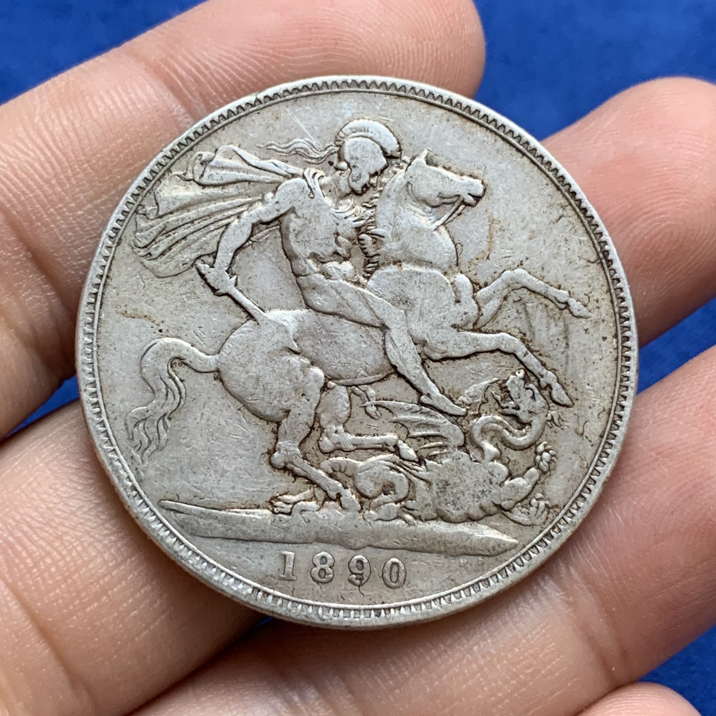 《竞宝斋》第179场-周日，周一2场 (全场包邮) 英国 1890年 维多利亚 高冠版 马剑大银币 自然流通品