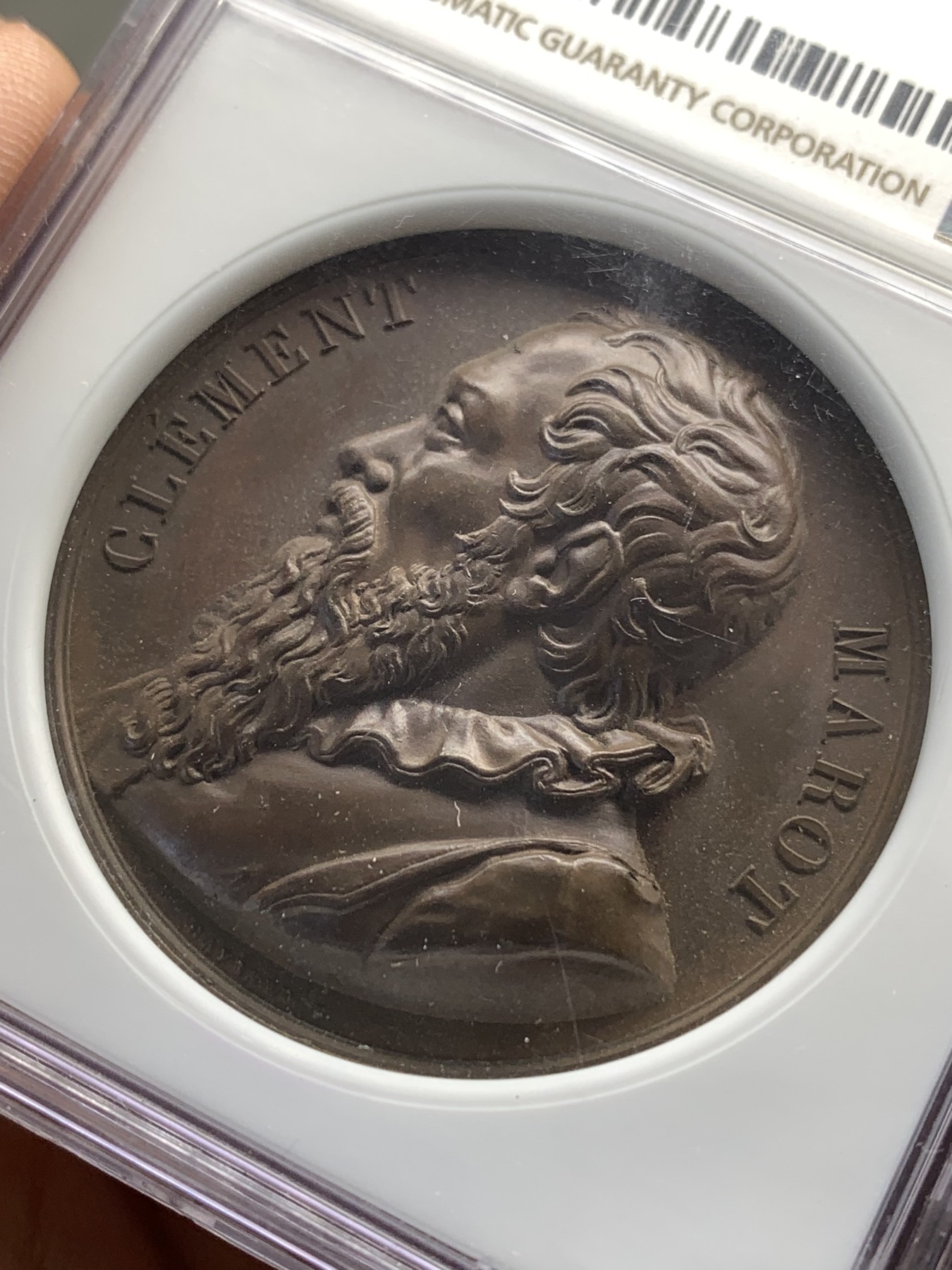 《竞宝斋》第179场-周日，周一2场 (全场包邮) NGC MS63BN 高浮雕 巧克力均匀包浆 1818年法国老铜章 以纪念法国文艺复兴时期的诗人克莱门特·马罗特（ClementMarot），1496-1544年，该枚铜章由法国盖拉德设计