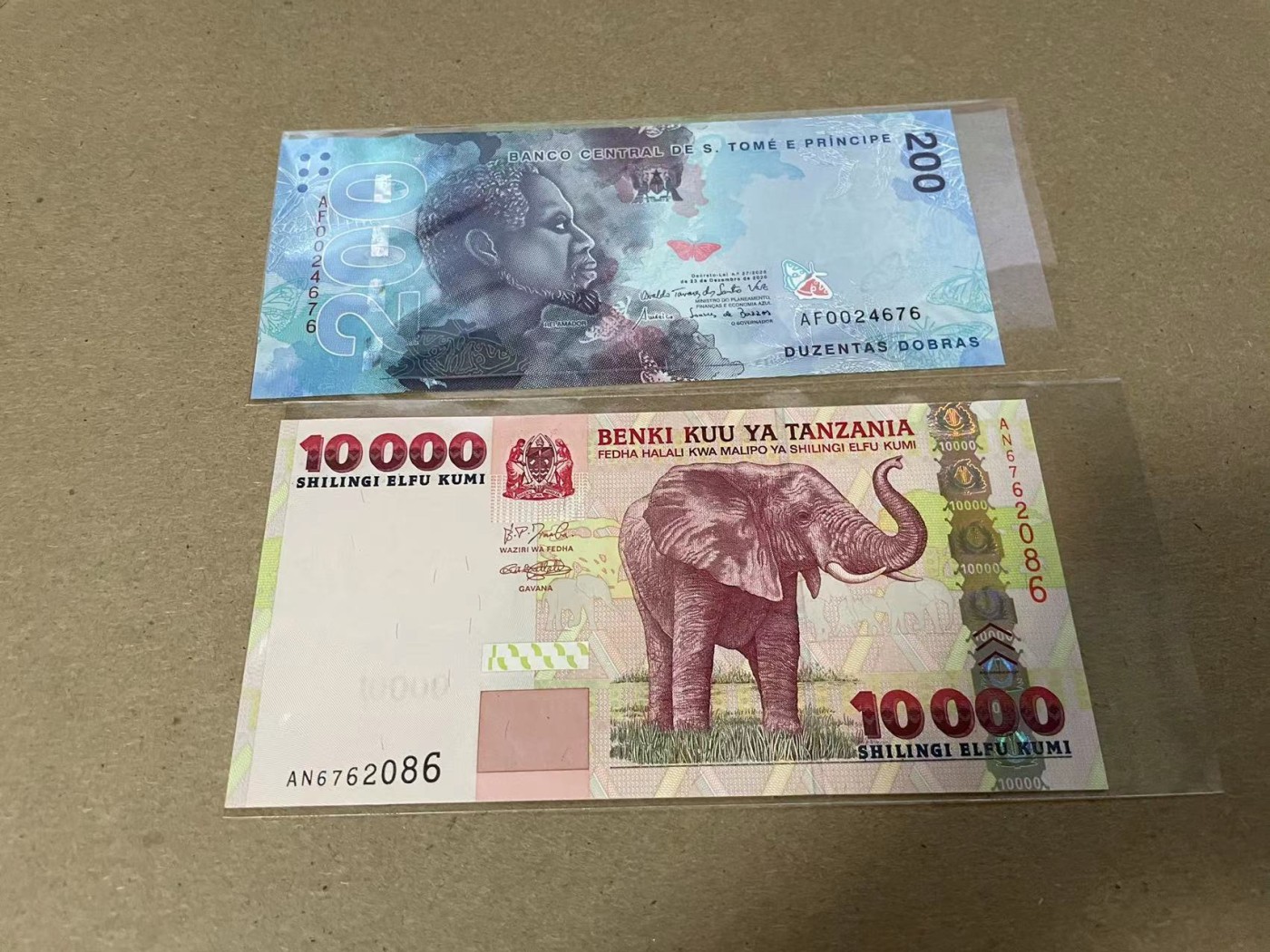 【Blue Auction】✨世界纸币精拍第341期——周日畅拍场 【一组2张】圣多美和普林西比 200多布拉&坦桑尼亚10000先令 全新UNC