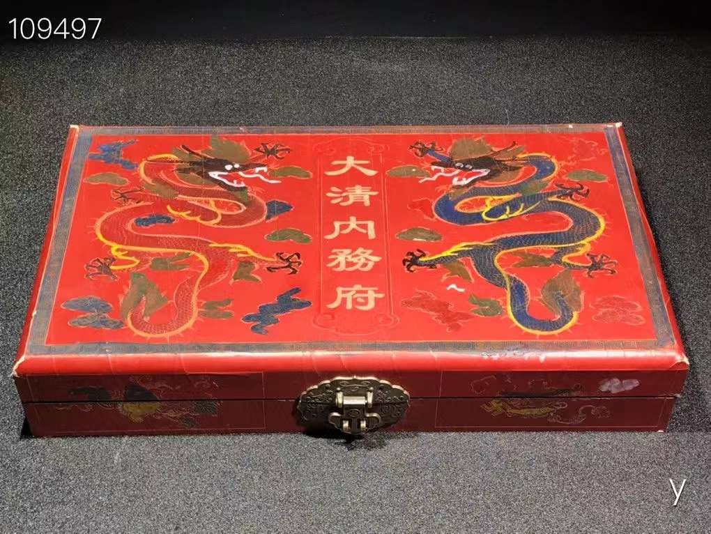 翡翠手镯一对，雕刻精细，层次分明，纹理清晰，翠质冰透细腻，种水十足，色彩艳丽，包浆浓郁，保存完好！