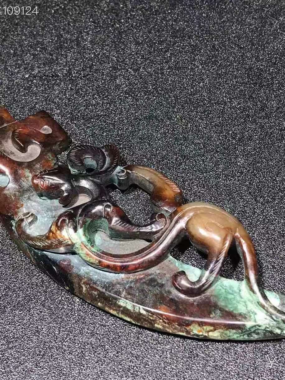 精品和田玉璃龙刀币、做工精致，玉质油润细腻，高端大气上档次，保存完好，成色如图