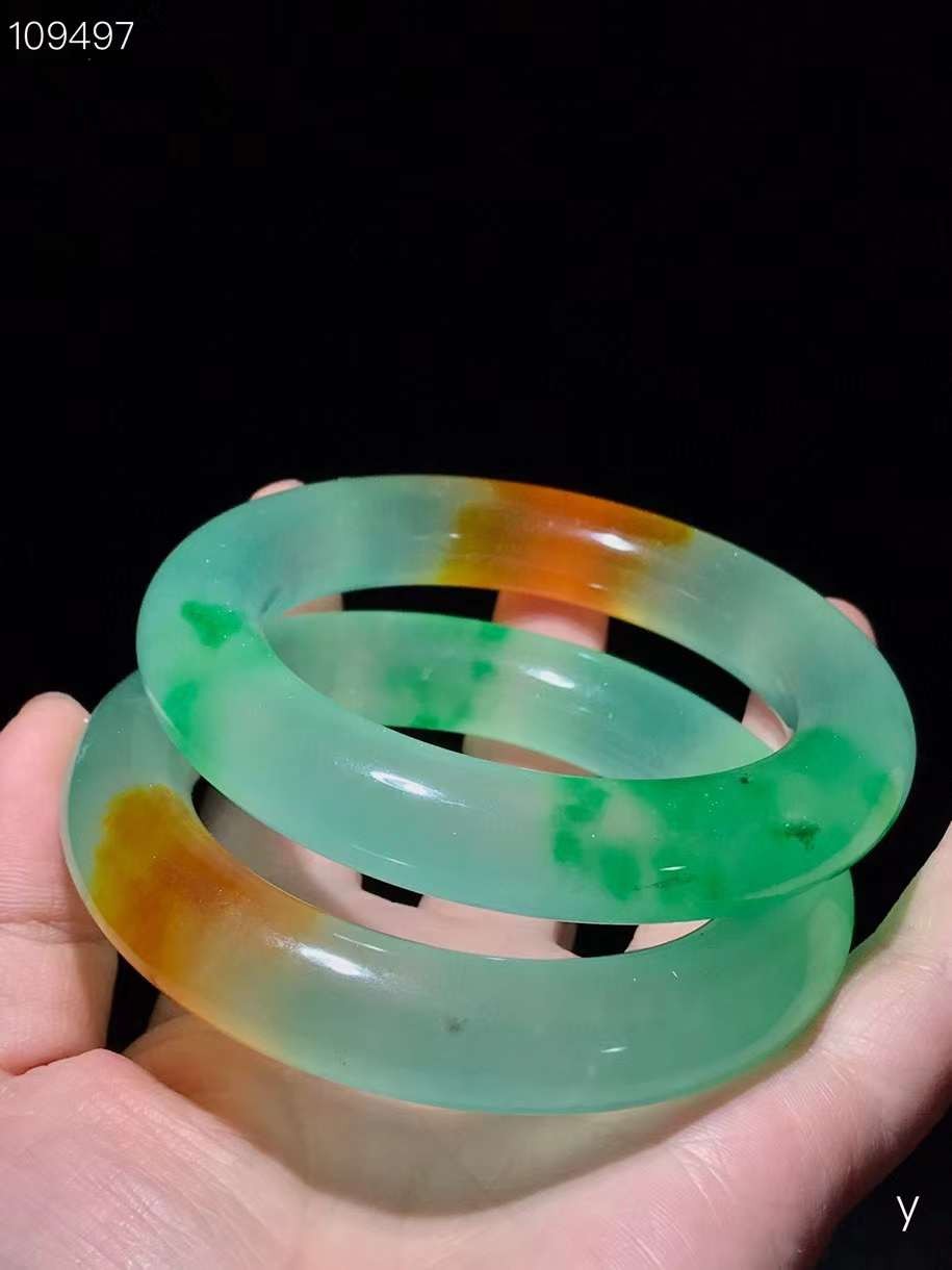 翡翠手镯一对，雕刻精细，层次分明，纹理清晰，翠质冰透细腻，种水十足，色彩艳丽，包浆浓郁，保存完好！