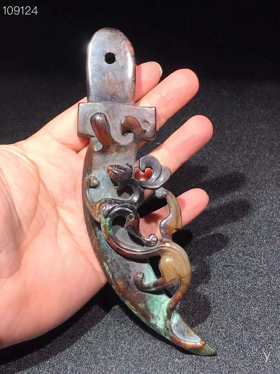 精品和田玉璃龙刀币、做工精致，玉质油润细腻，高端大气上档次，保存完好，成色如图