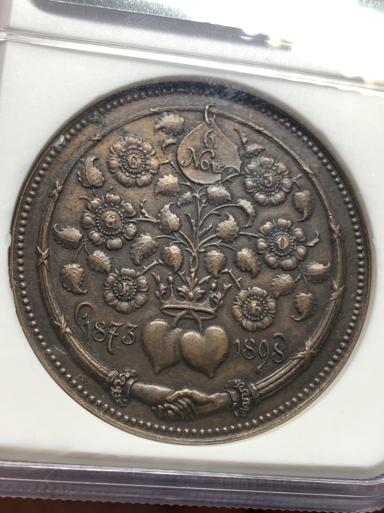 《竞宝斋》第179场-周日，周一2场 (全场包邮) NGC AU58 1898年德国古贝夫妇纪念大铜章，背面图案寓意深刻 加厚盒装