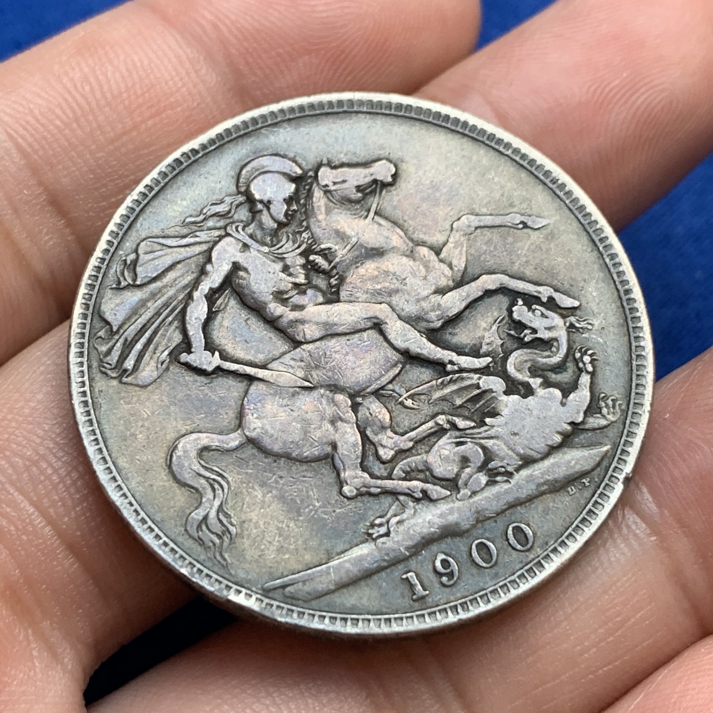 《竞宝斋》第179场-周日，周一2场 (全场包邮) 英国1900年维多利亚披纱马剑1克朗大银币，经典圣乔治屠龙图案，原味黑包浆，凑品种必备