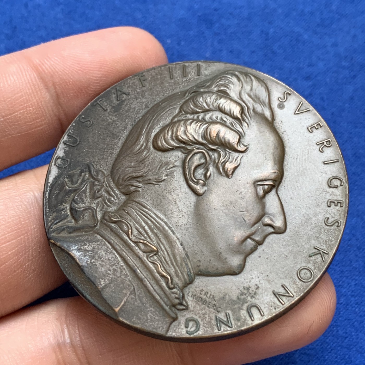 《竞宝斋》第179场-周日，周一2场 (全场包邮) 瑞典 1957年 古斯塔夫三世 纪念铜章 极富古典工艺 人物高浮雕 非常好 53.3克 50.2直径 大规格 状态好