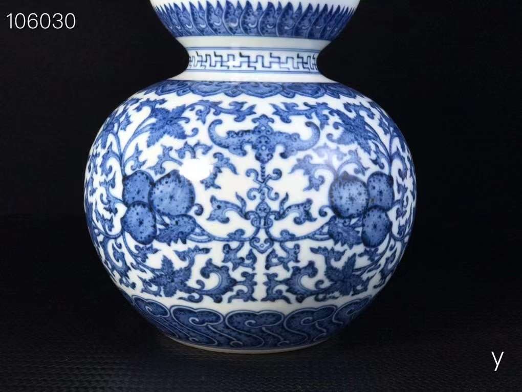 盧吴出口公司，乾隆青花葫芦瓶，纯手工胎，器形优美，造型周正挺拔，品相完整。 盧吴出口公司，乾隆青花葫芦瓶，纯手工胎，器形优美，造型周正挺拔，品相完整。