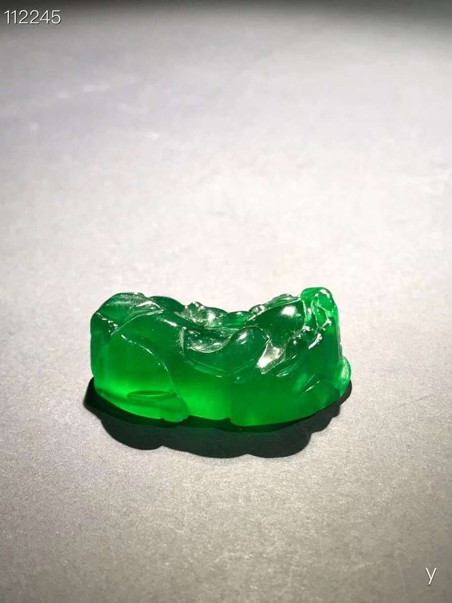 翡翠貔貅挂件，雕刻精细，层次分明，纹理清晰，翠质冰透细腻，种水十足，色彩艳丽，包浆浓郁，保存完好