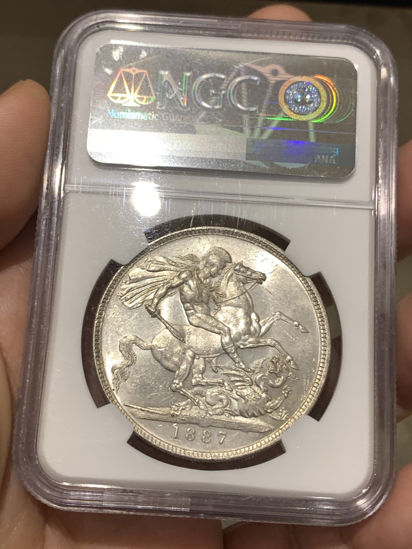 《竞宝斋》第179场-周日，周一2场 (全场包邮) NGC MS63 BU品 英国1887年 维多利亚女王 高冠马剑 一克朗银币 粉白光 虽然历经百年 依然保持着铸造时的那份荣光 非常好