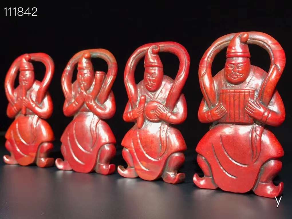 和田红玉胡人吹拉弹唱、雕工精湛，包浆老道，沁色完美，玉质温润细腻，收藏佳品！