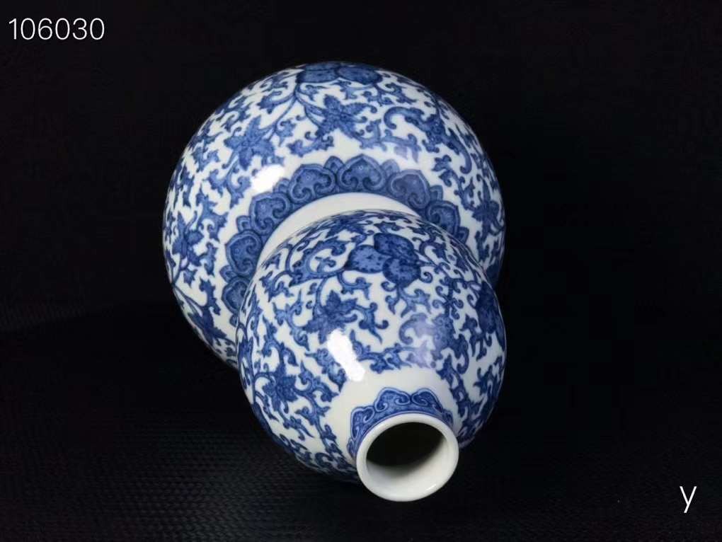 盧吴出口公司，乾隆青花葫芦瓶，纯手工胎，器形优美，造型周正挺拔，品相完整。 盧吴出口公司，乾隆青花葫芦瓶，纯手工胎，器形优美，造型周正挺拔，品相完整。