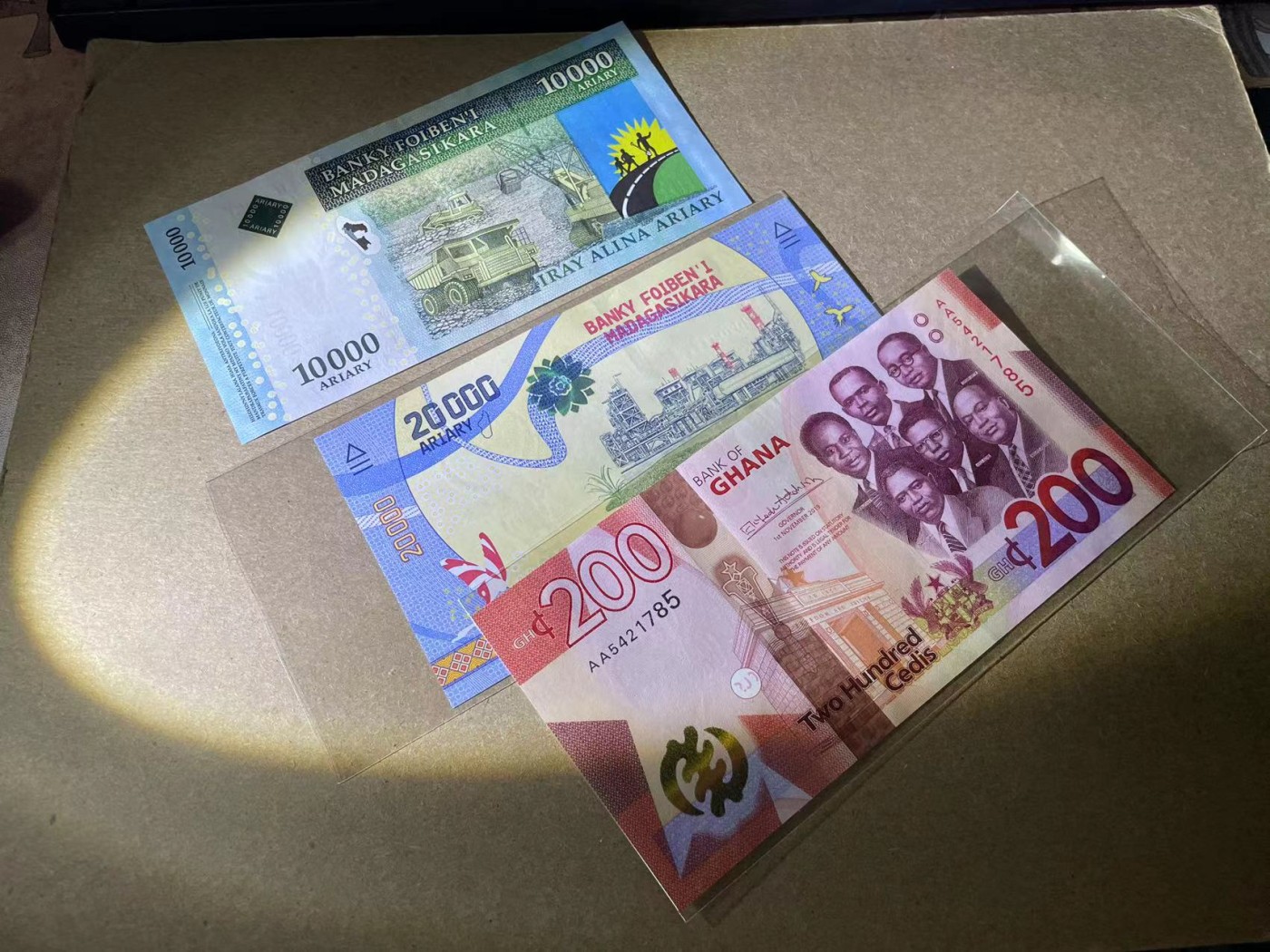 【Blue Auction】✨世界纸币精拍第341期——周日畅拍场 【一组3张】马达加斯加20000阿里亚里&加纳AA冠200塞地 全新UNC、马达加斯加 10000阿里亚里 AU品相 无47