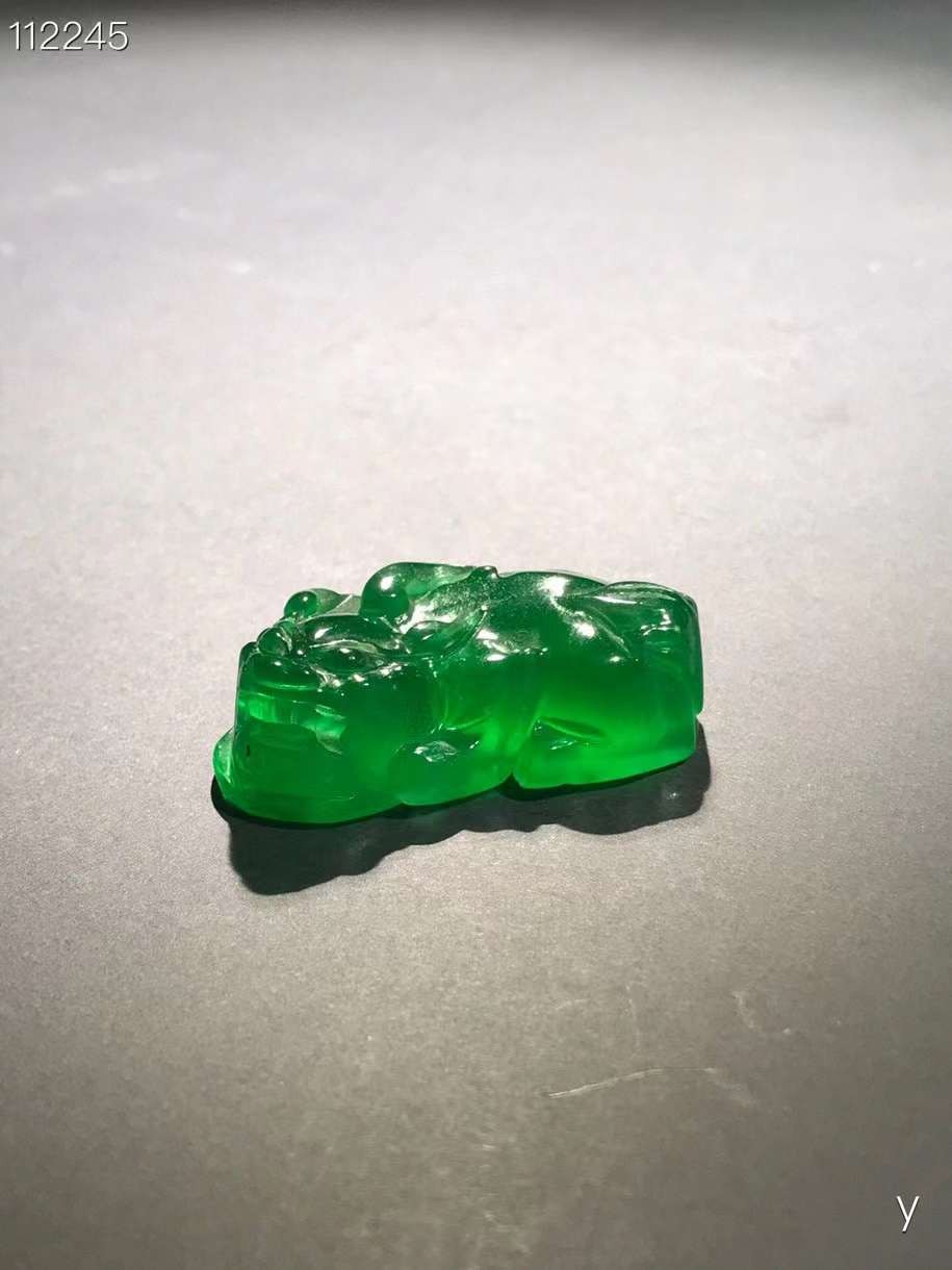 翡翠貔貅挂件，雕刻精细，层次分明，纹理清晰，翠质冰透细腻，种水十足，色彩艳丽，包浆浓郁，保存完好