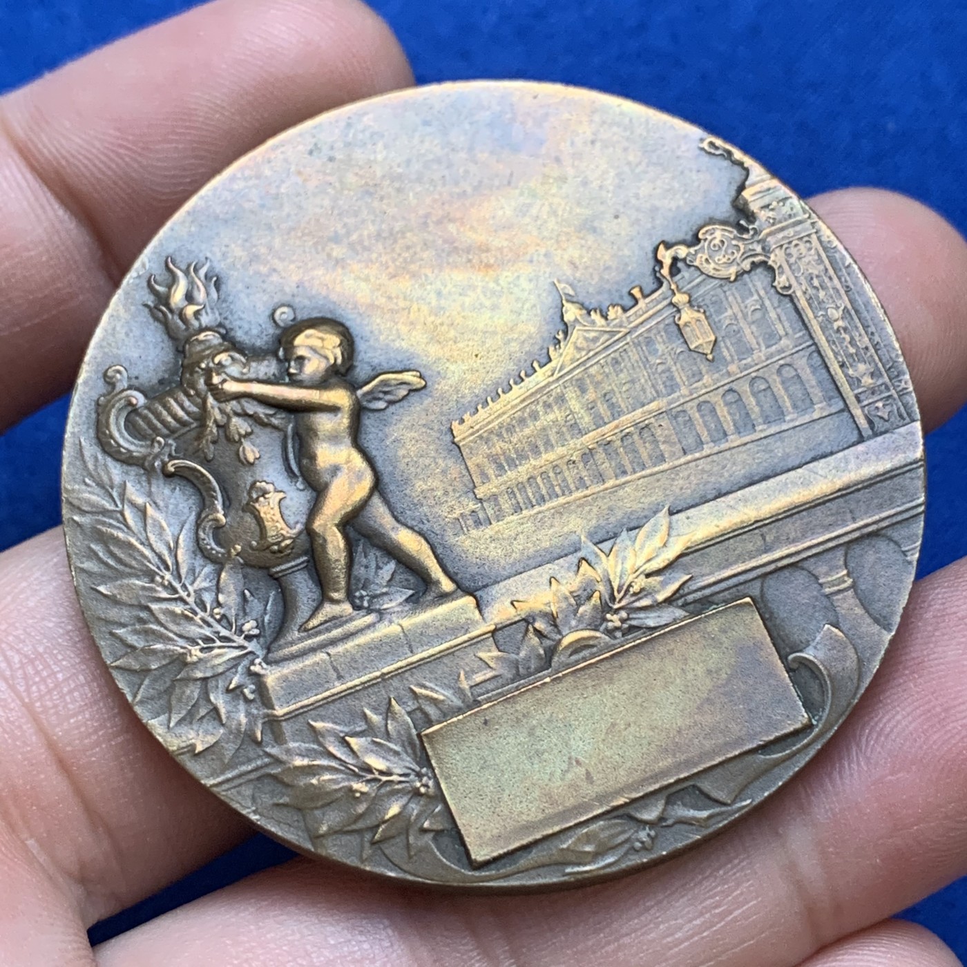 《竞宝斋》第179场-周日，周一2场 (全场包邮) 法国 1909年 东部国际博览会 铜章 正面大气，背面可爱 小孩堵着喷泉的嘴 非常有趣 60.2克 50mm大直径 丰饶角铜标