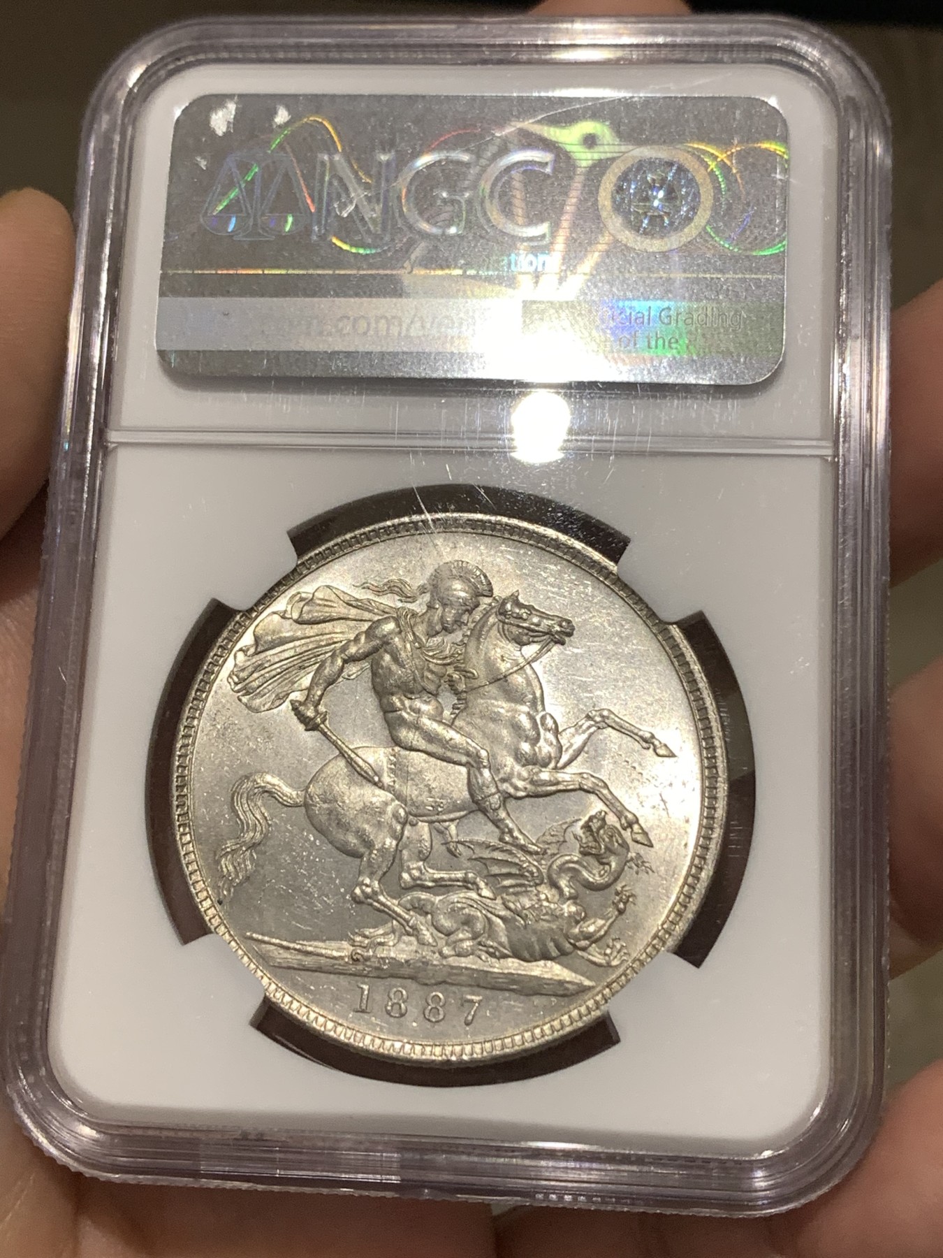 《竞宝斋》第179场-周日，周一2场 (全场包邮) NGC MS63 BU品 英国1887年 维多利亚女王 高冠马剑 一克朗银币 粉白光 虽然历经百年 依然保持着铸造时的那份荣光 非常好