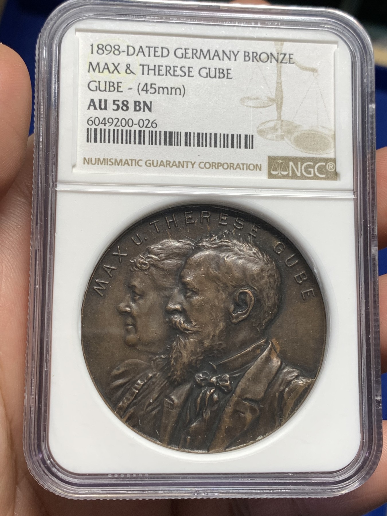 《竞宝斋》第179场-周日，周一2场 (全场包邮) NGC AU58 1898年德国古贝夫妇纪念大铜章，背面图案寓意深刻 加厚盒装