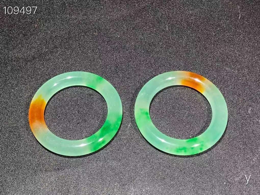翡翠手镯一对，雕刻精细，层次分明，纹理清晰，翠质冰透细腻，种水十足，色彩艳丽，包浆浓郁，保存完好！
