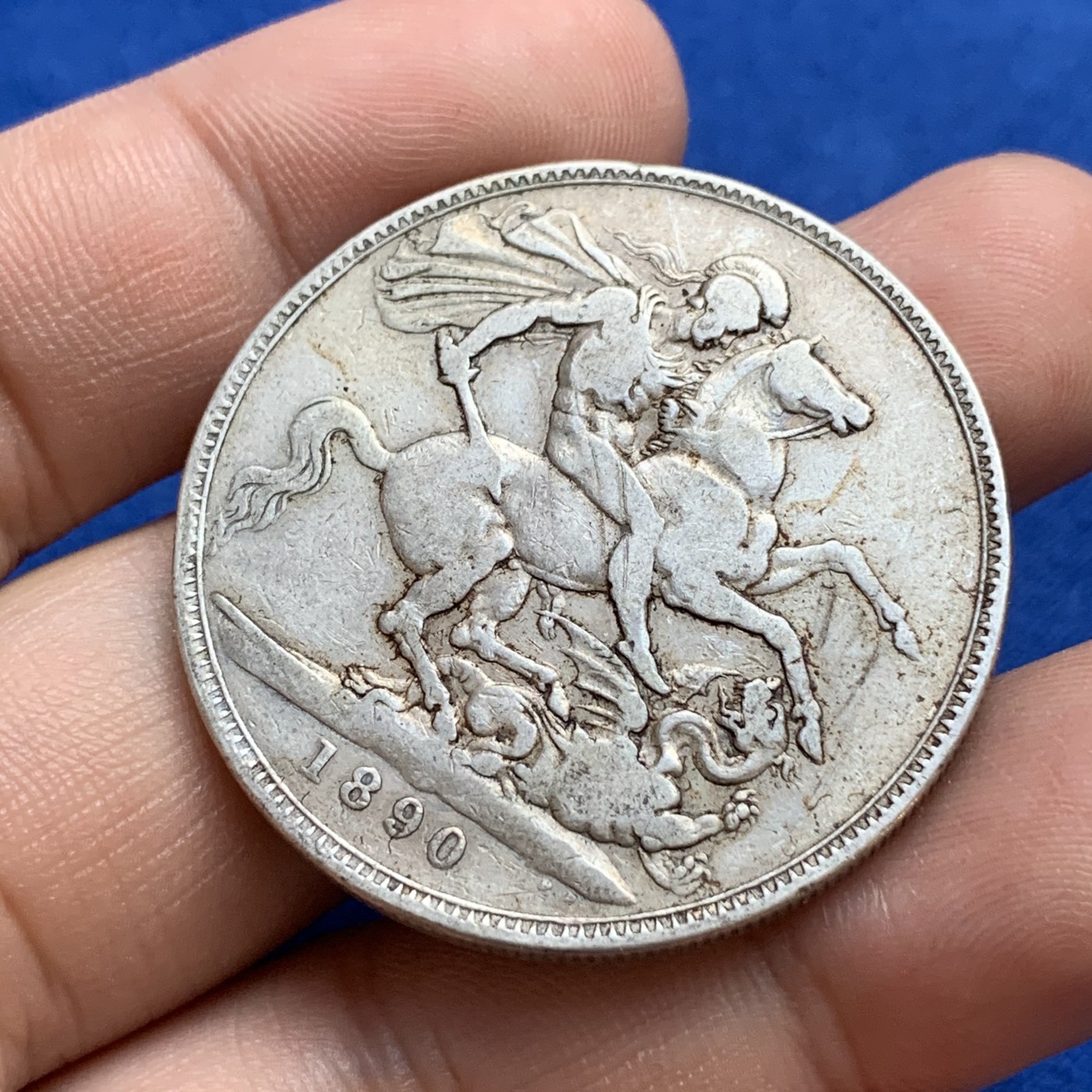 《竞宝斋》第179场-周日，周一2场 (全场包邮) 英国 1890年 维多利亚 高冠版 马剑大银币 自然流通品