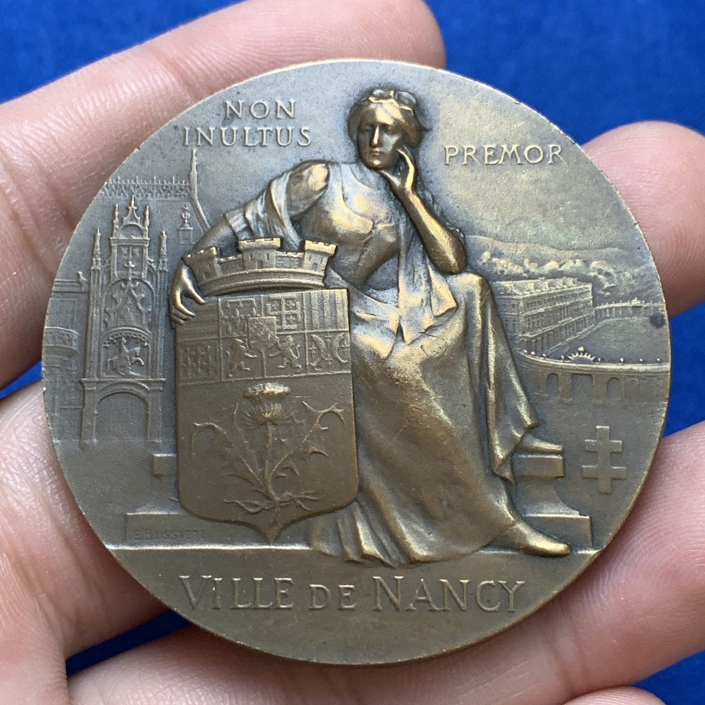 《竞宝斋》第179场-周日，周一2场 (全场包邮) 法国 1909年 东部国际博览会 铜章 正面大气，背面可爱 小孩堵着喷泉的嘴 非常有趣 60.2克 50mm大直径 丰饶角铜标