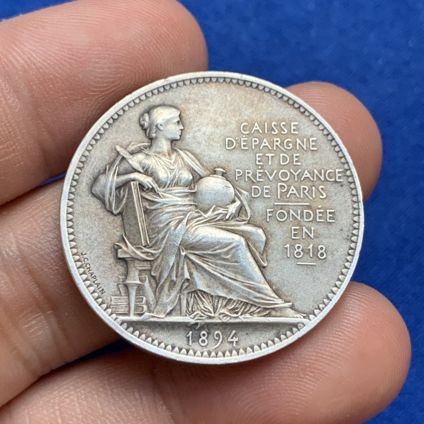 《竞宝斋》第179场-周日，周一2场 (全场包邮) 法国 1894年蜂巢储蓄银行 圆形银质代币 14.9g 32mm