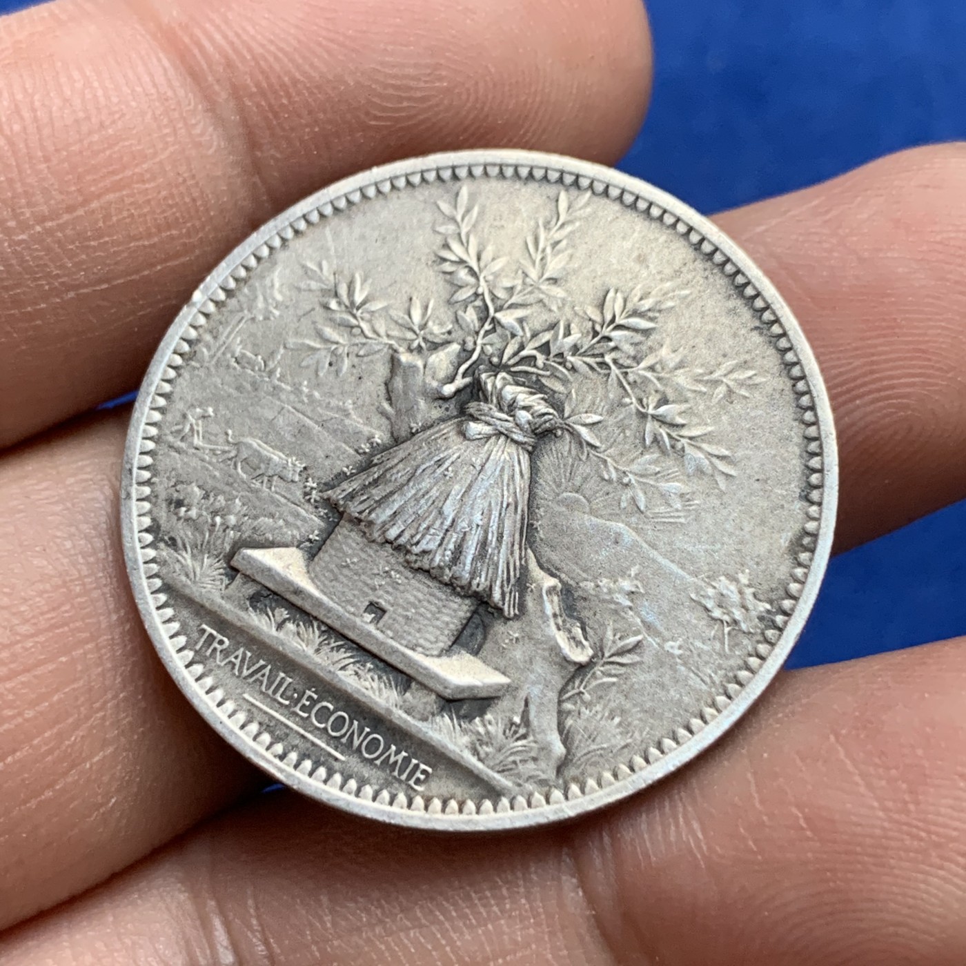 《竞宝斋》第179场-周日，周一2场 (全场包邮) 法国 1894年蜂巢储蓄银行 圆形银质代币 14.9g 32mm